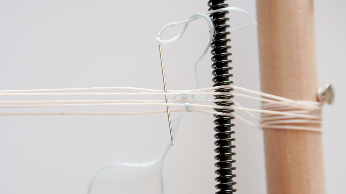 Bracelet fils de soie tissés et intercalaire scarabée doré : Etape 4