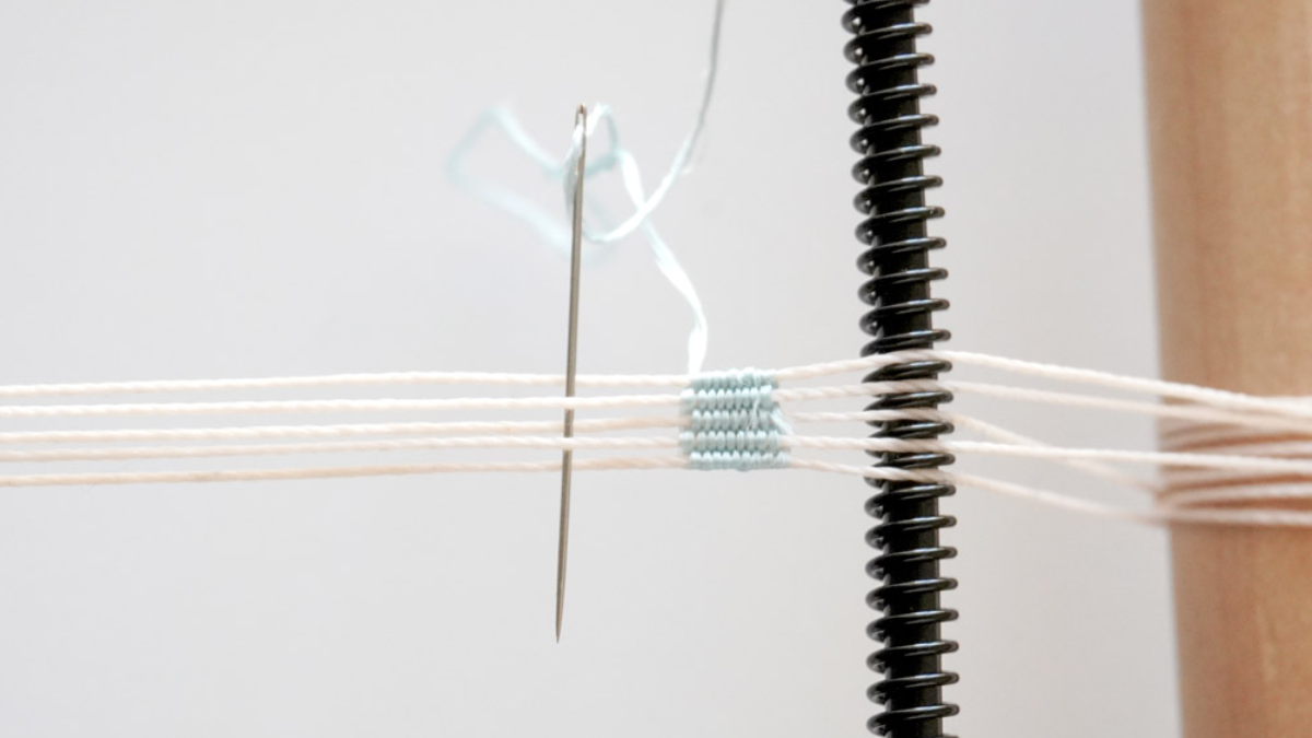 Bracelet fils de soie tissés et intercalaire scarabée doré : Etape 5