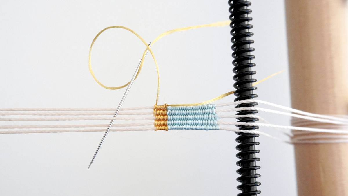 Bracelet fils de soie tissés et intercalaire scarabée doré : Etape 6