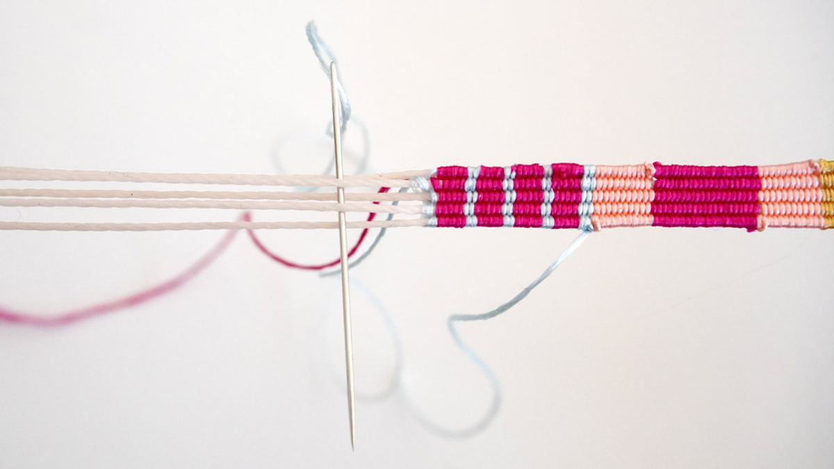 Bracelet fils de soie tissés et intercalaire scarabée doré : Etape 7