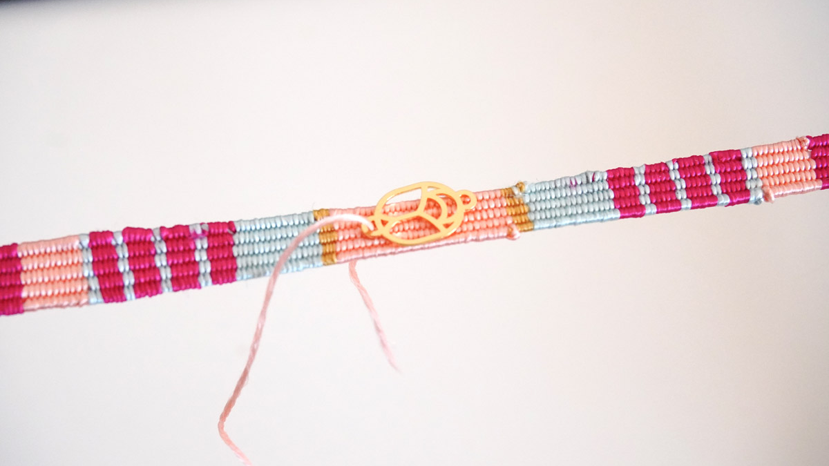 Bracelet fils de soie tissés et intercalaire scarabée doré : Etape 8