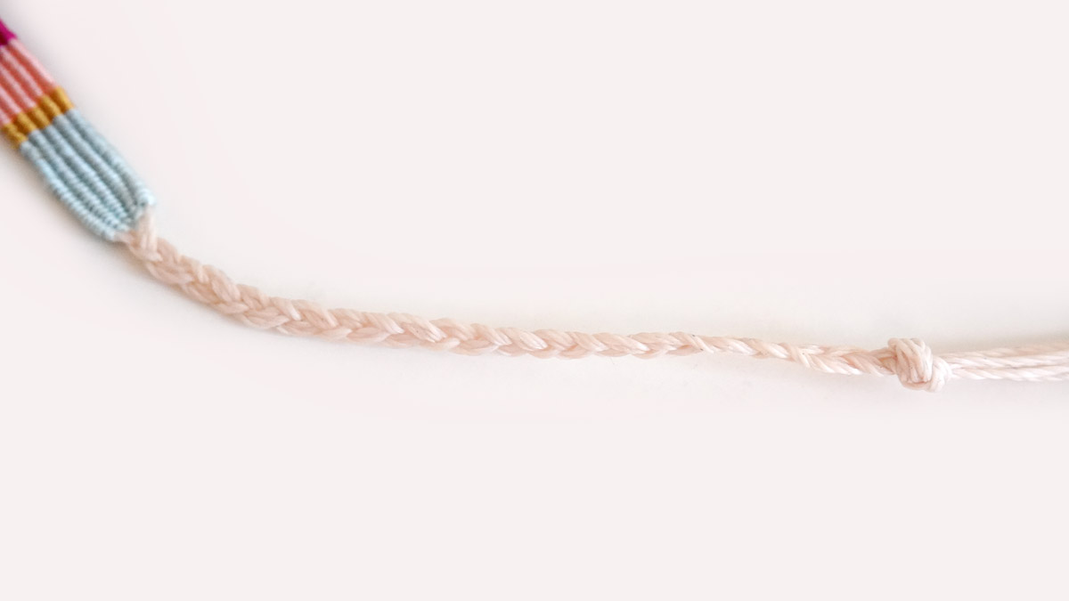 Bracelet fils de soie tissés et intercalaire scarabée doré : Etape 10