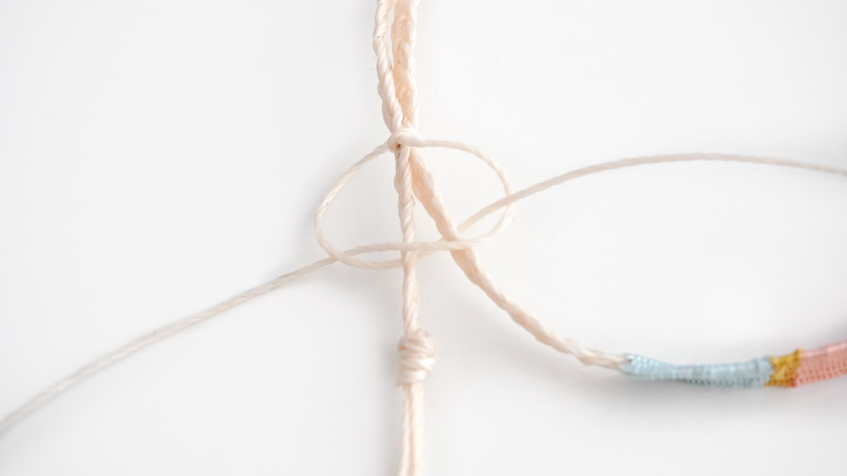 Bracelet fils de soie tissés et intercalaire scarabée doré : Etape 11