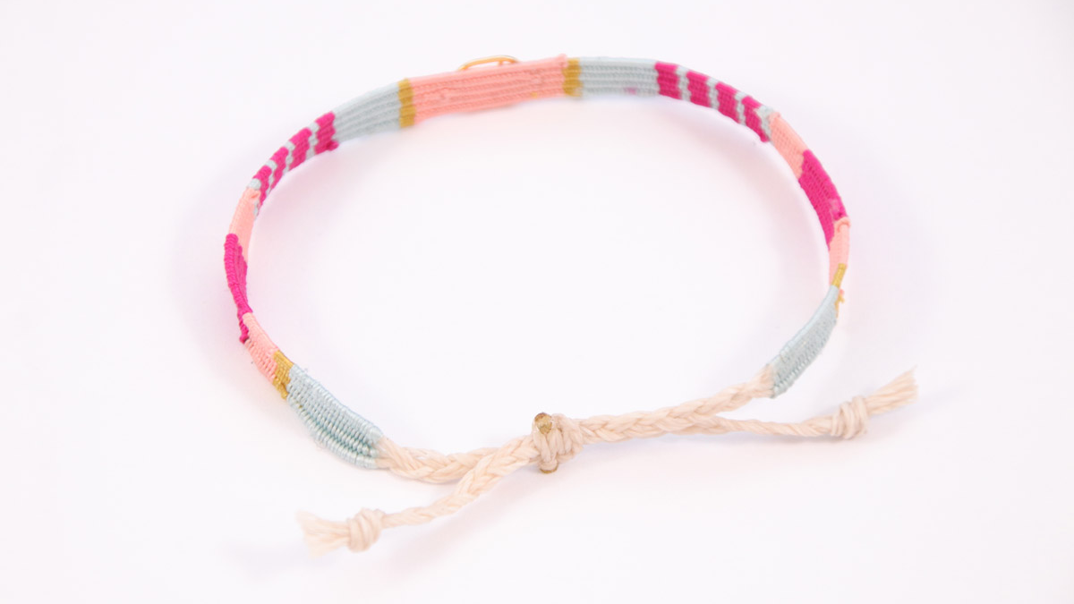 Bracelet fils de soie tissés et intercalaire scarabée doré : Etape 12