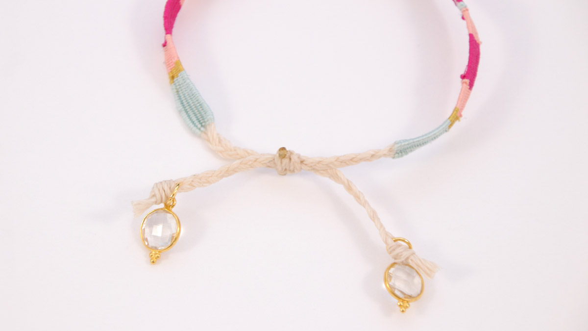 Bracelet fils de soie tissés et intercalaire scarabée doré : Etape 13