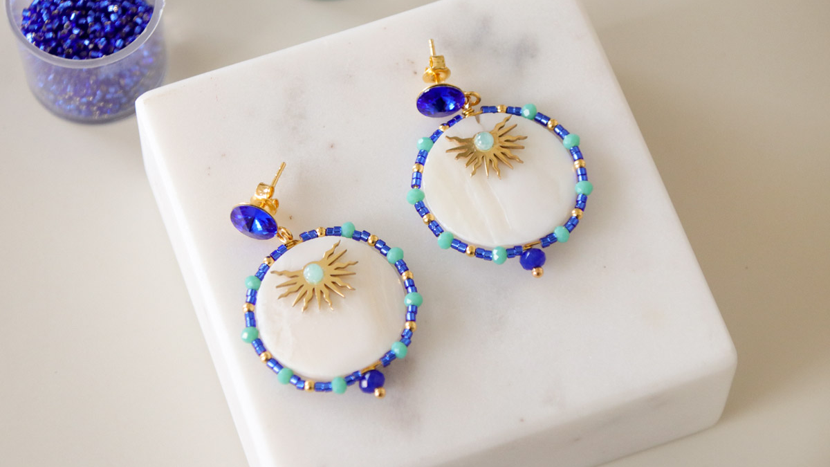 Boucles d'oreilles Soleil en nacre et perles bleu cobalt