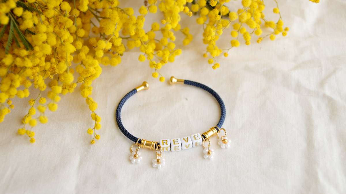 Schéma Bracelet jonc avec breloques marguerites en perles