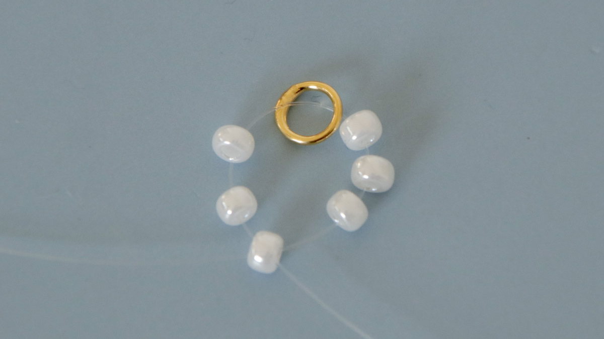 Bracelet jonc avec breloques marguerites en perles : Etape 1