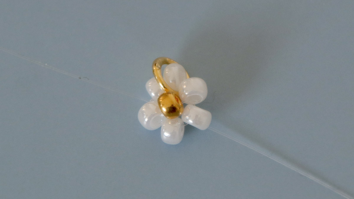 Bracelet jonc avec breloques marguerites en perles : Etape 2