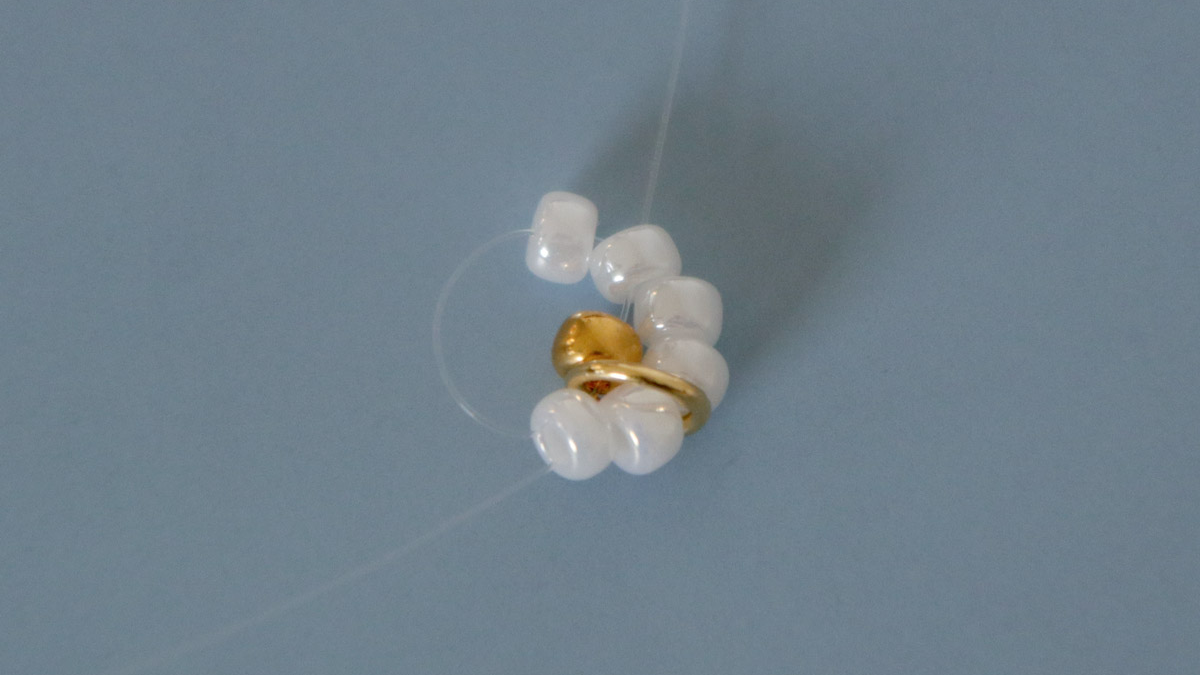 Bracelet jonc avec breloques marguerites en perles : Etape 3