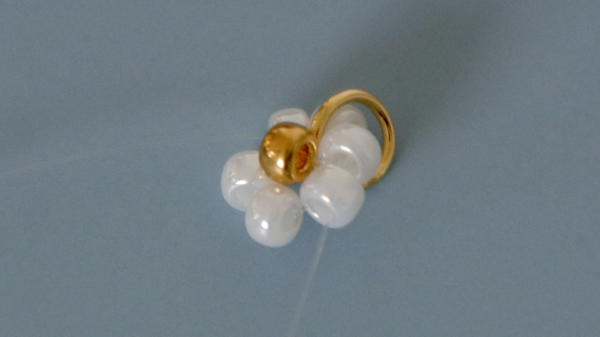 Bracelet jonc avec breloques marguerites en perles : Etape 4