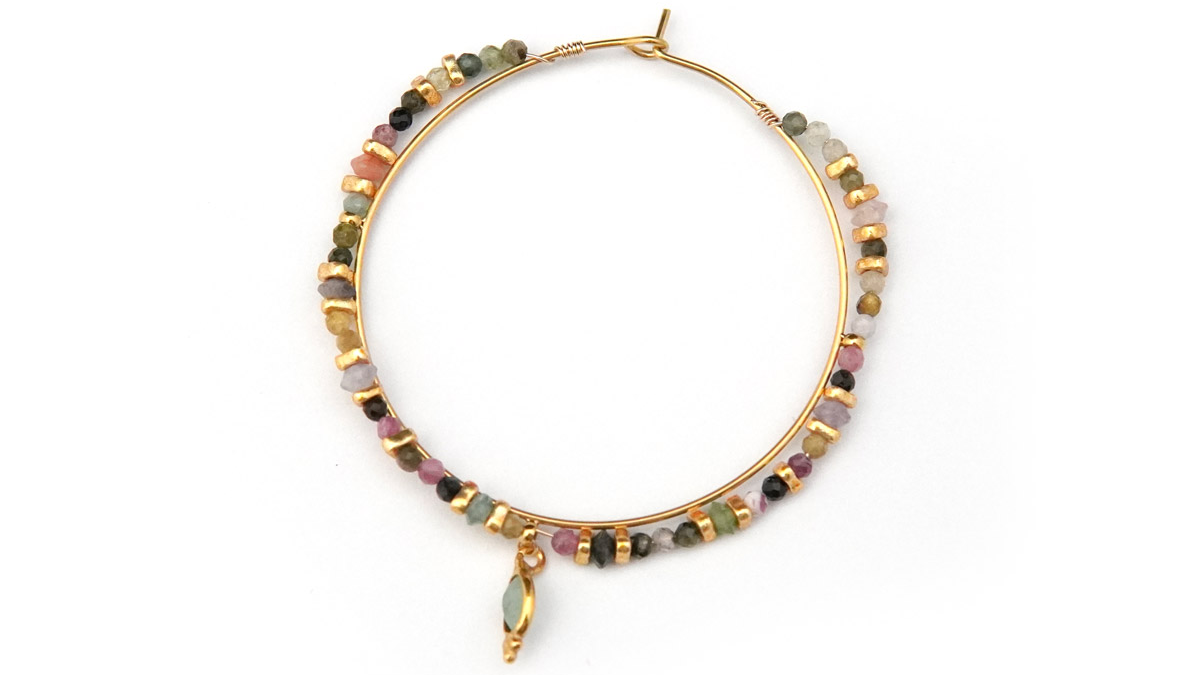 Créoles en acier inox doré avec perles en Tourmaline : Etape 5