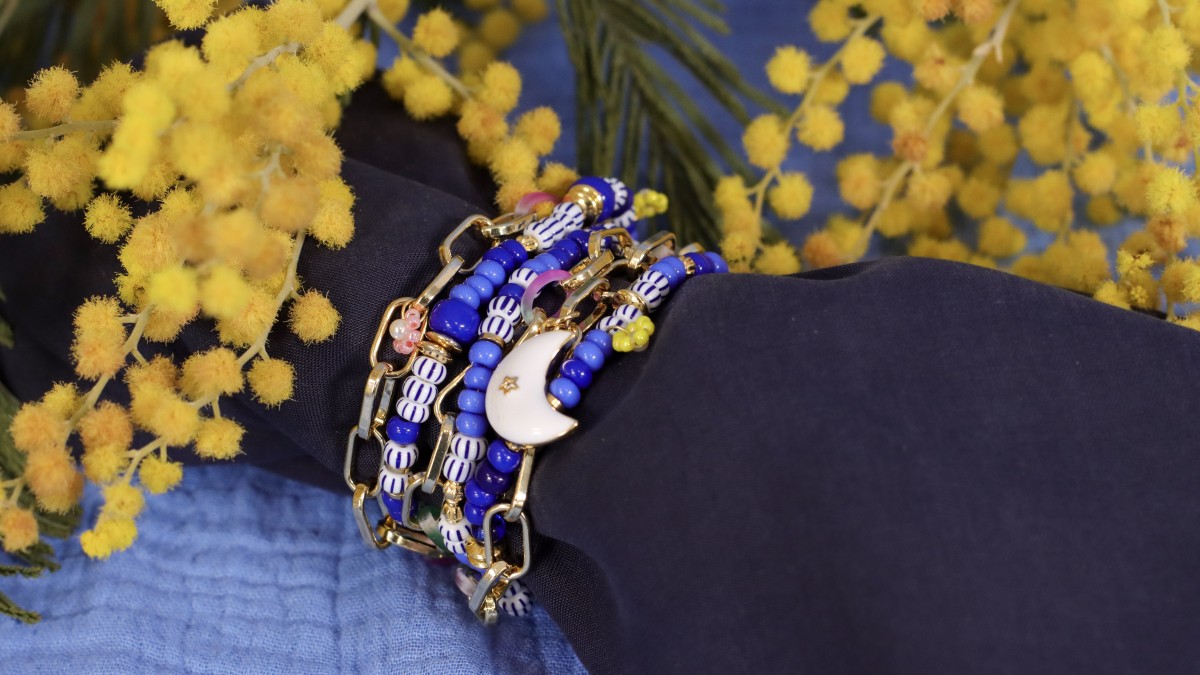 Schéma Bracelet multirang avec perles de rocaille et fleurs marguerite