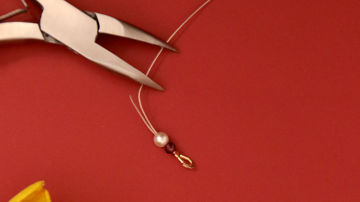 Collier chaîne fantaisie dorée et perles en Grenat : Etape 3