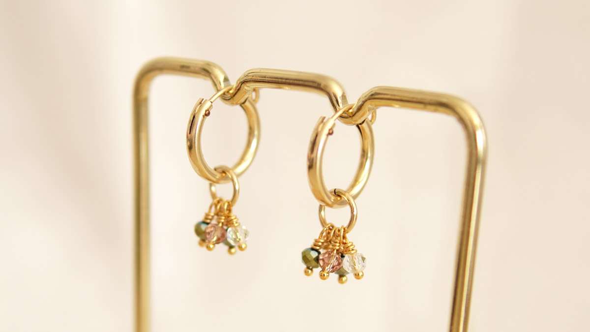 DIY Petites Créoles dorées avec breloques en perles