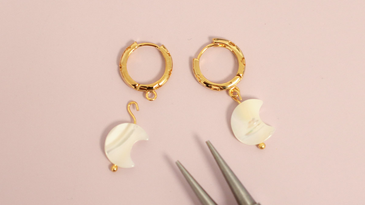 DIY Petites Créoles dorées avec breloques en perles : Etape 2
