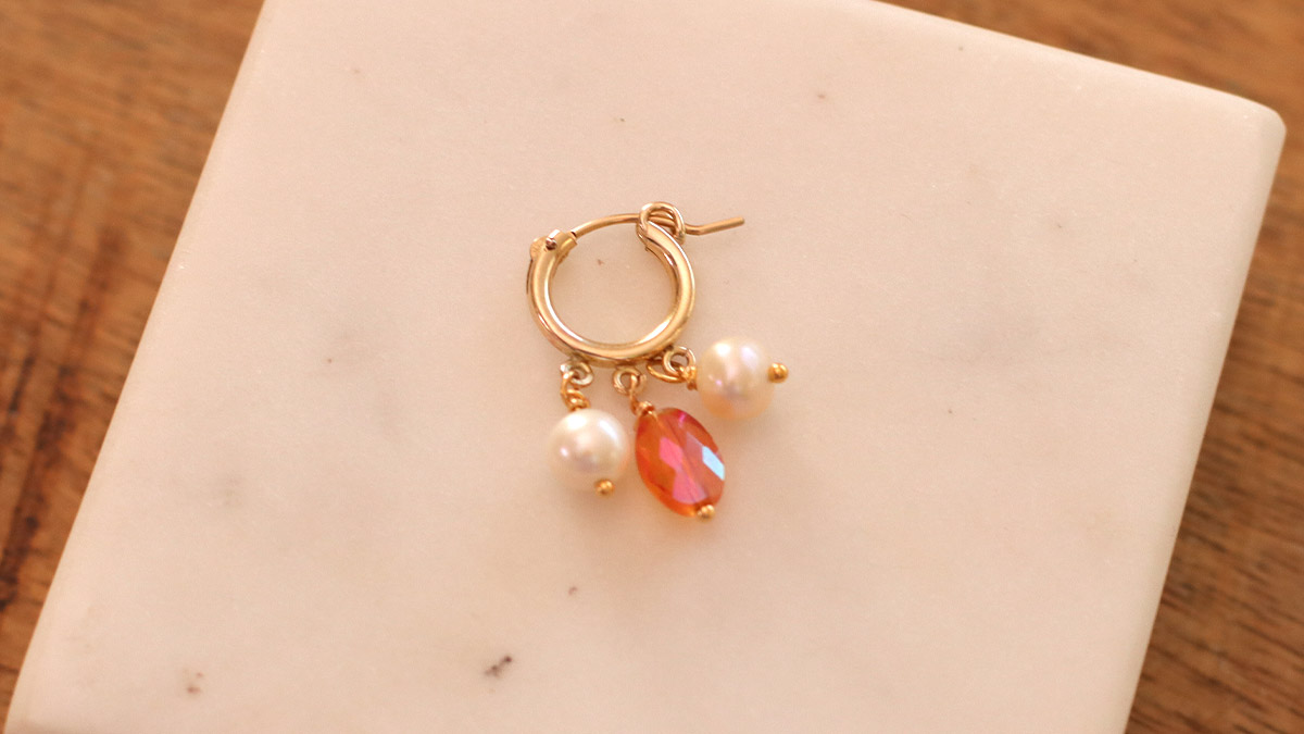 DIY Petites Créoles dorées avec breloques en perles : Etape 5