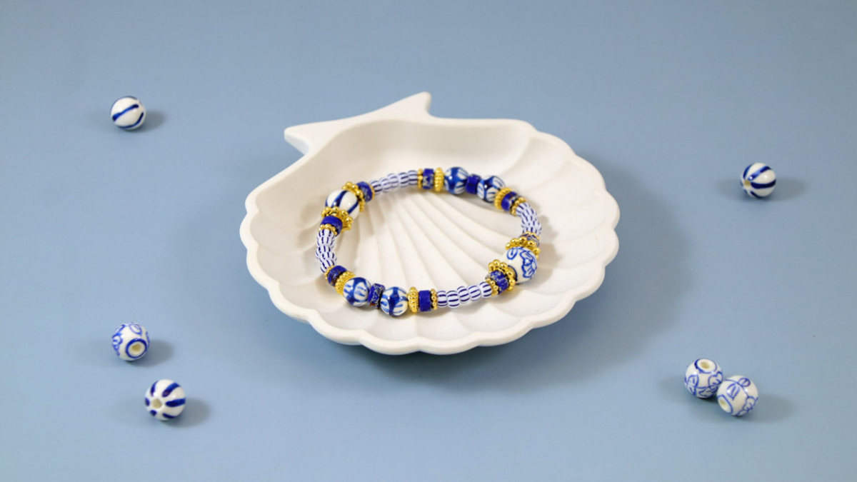 Bracelet élastique avec perles en céramique bleues peintes à la main