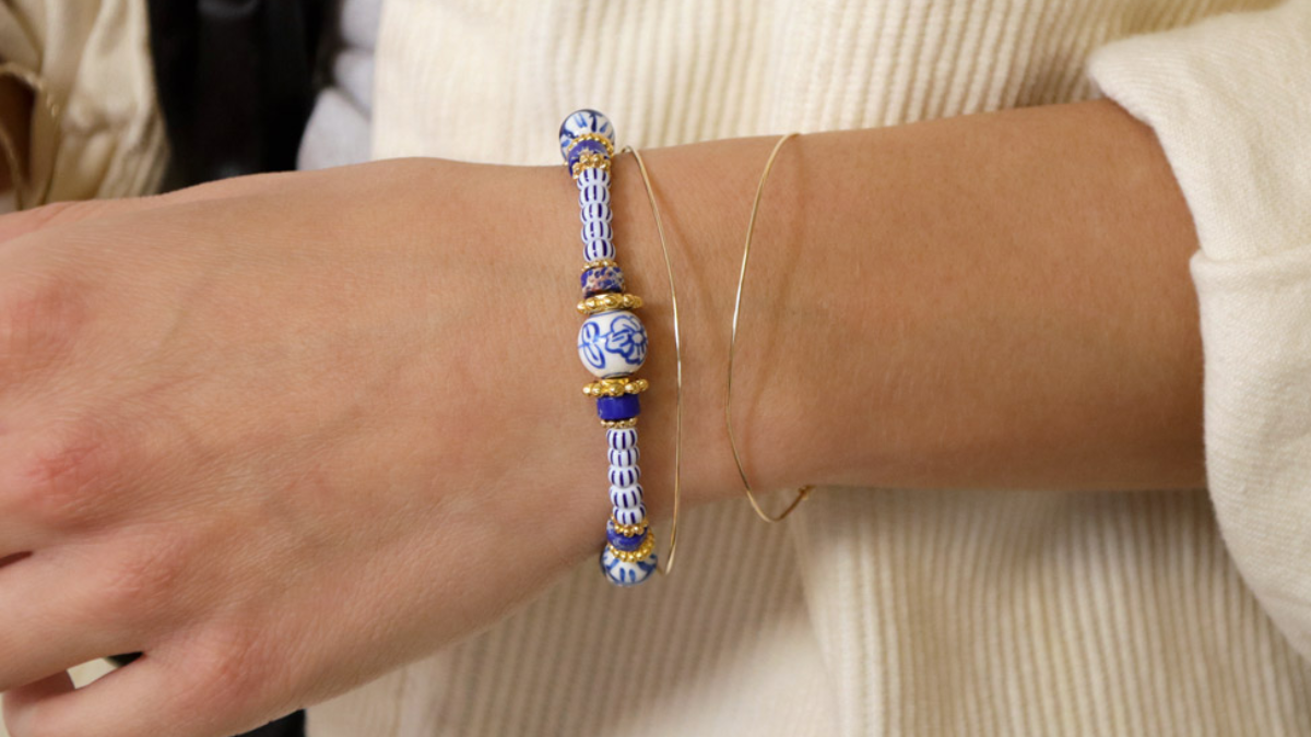 Schéma Bracelet élastique avec perles en céramique bleues peintes à la main