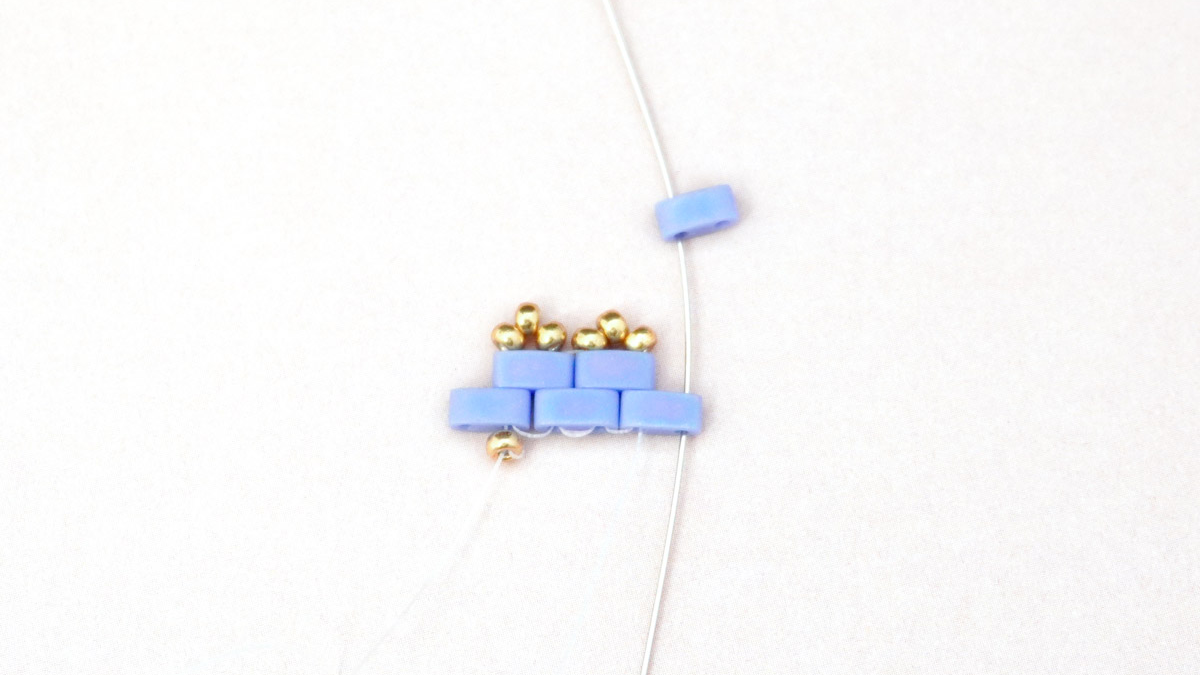 Bracelet tissage Tilas avec petites fleurs en rocailles Miyuki : Etape 9