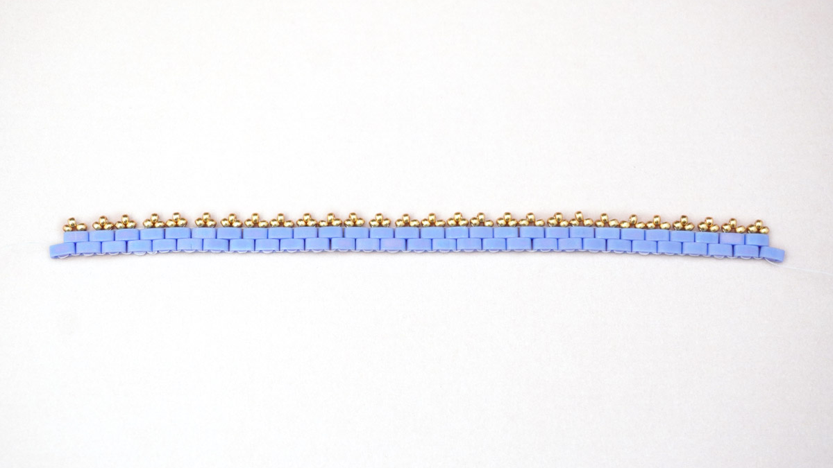 Bracelet tissage Tilas avec petites fleurs en rocailles Miyuki : Etape 13