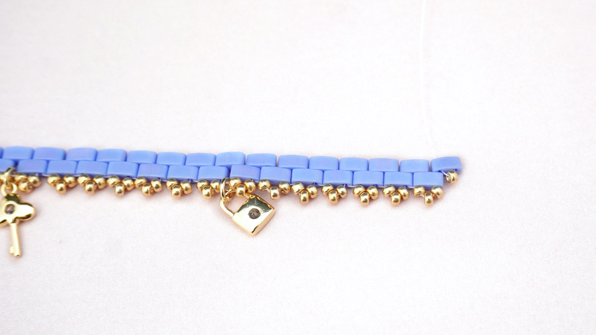 Bracelet tissage Tilas avec petites fleurs en rocailles Miyuki : Etape 14