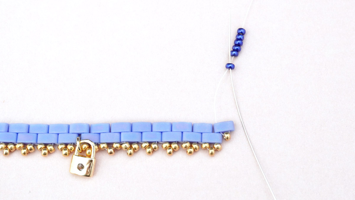 Bracelet tissage Tilas avec petites fleurs en rocailles Miyuki : Etape 15