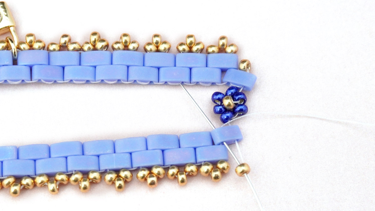 Bracelet tissage Tilas avec petites fleurs en rocailles Miyuki : Etape 18