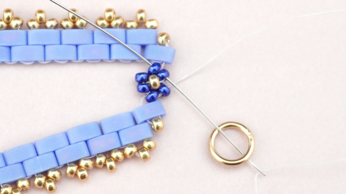 Bracelet tissage Tilas avec petites fleurs en rocailles Miyuki : Etape 20