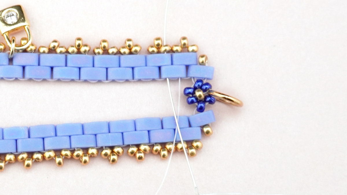 Bracelet tissage Tilas avec petites fleurs en rocailles Miyuki : Etape 21
