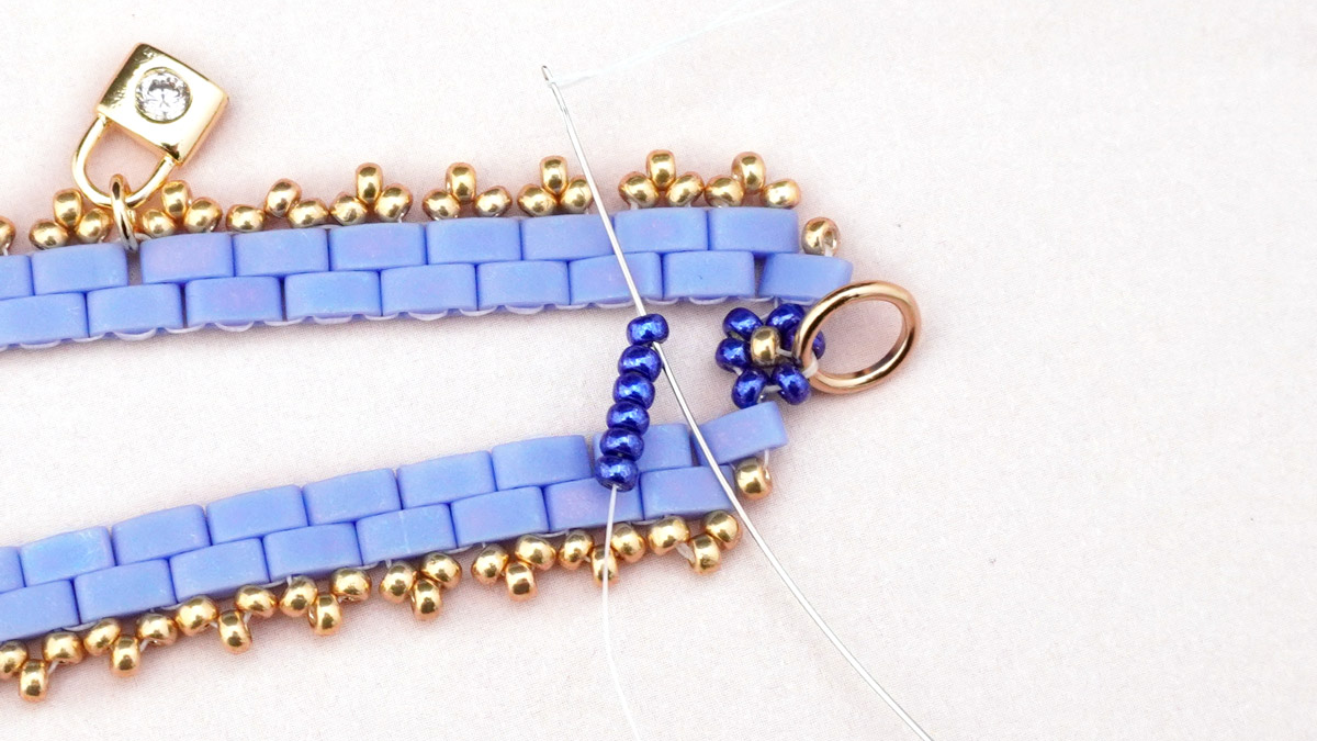 Bracelet tissage Tilas avec petites fleurs en rocailles Miyuki : Etape 22