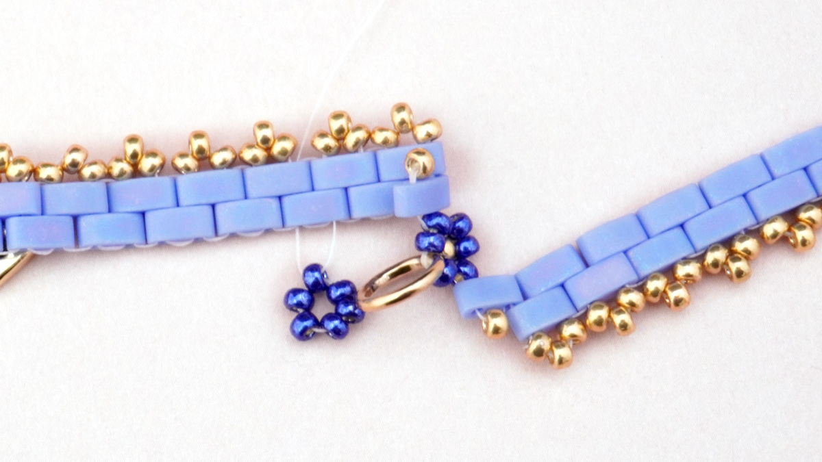 Bracelet tissage Tilas avec petites fleurs en rocailles Miyuki : Etape 23