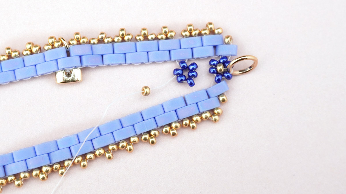 Bracelet tissage Tilas avec petites fleurs en rocailles Miyuki : Etape 24