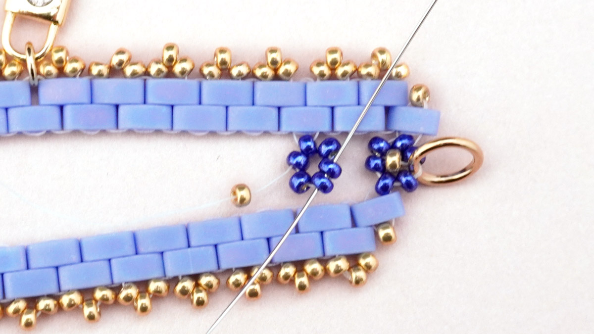 Bracelet tissage Tilas avec petites fleurs en rocailles Miyuki : Etape 25