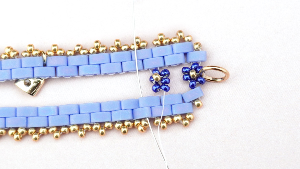 Bracelet tissage Tilas avec petites fleurs en rocailles Miyuki : Etape 26