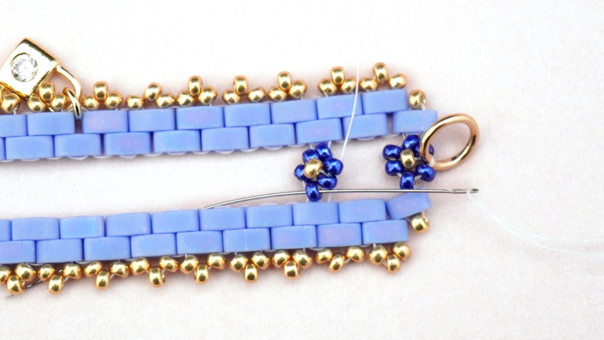 Bracelet tissage Tilas avec petites fleurs en rocailles Miyuki : Etape 27