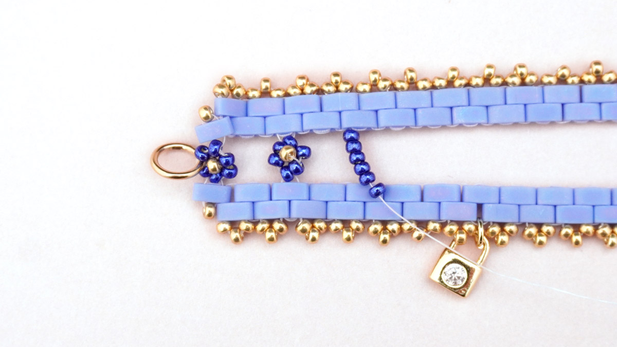 Bracelet tissage Tilas avec petites fleurs en rocailles Miyuki : Etape 28