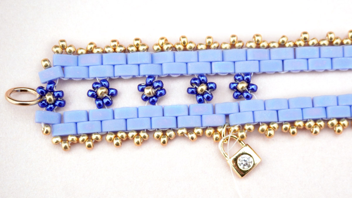 Bracelet tissage Tilas avec petites fleurs en rocailles Miyuki : Etape 29