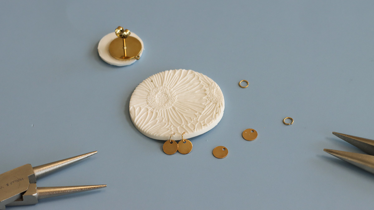 Boucles d'oreilles pâte Fimo avec plaque de texture Moïko : Etape 7 Boucles d'oreilles pâte Fimo avec plaque de texture Moïko : Etape 7