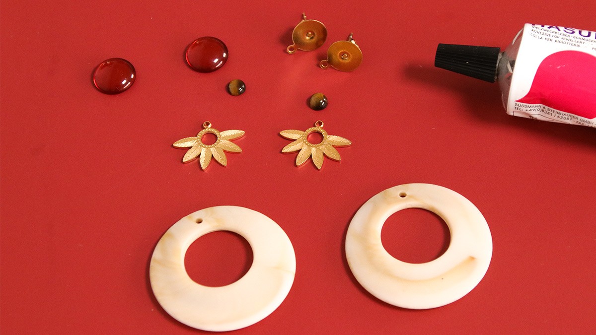 DIY débutant boucles d'oreilles tendances en résine et acier inoxydable doré : Etape 1