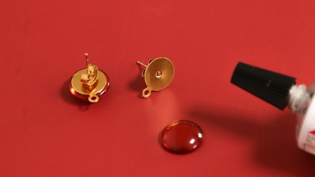 DIY débutant boucles d'oreilles tendances en résine et acier inoxydable doré : Etape 4