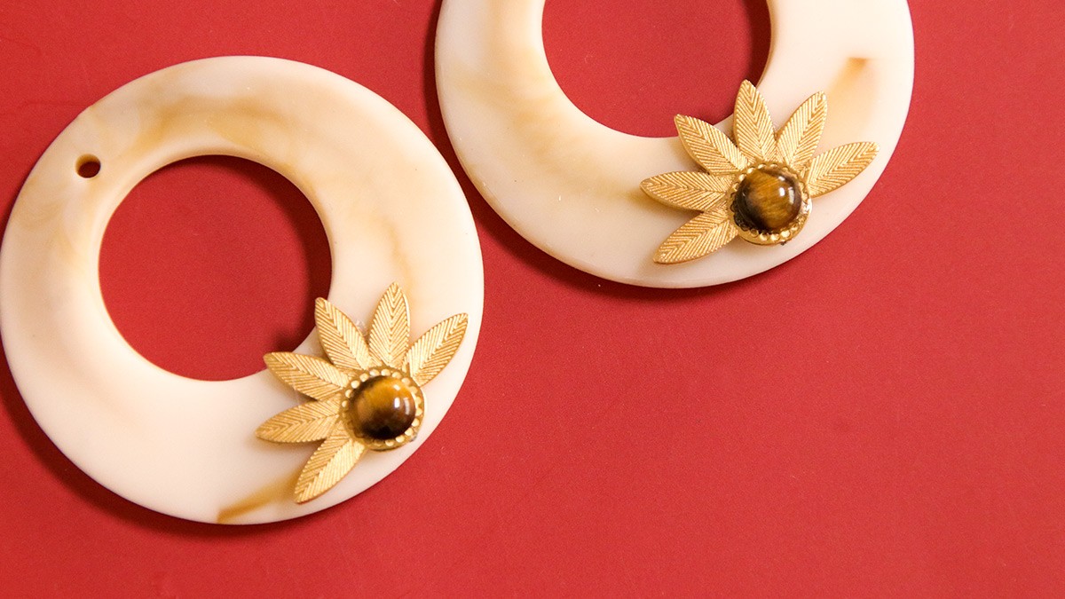 DIY débutant boucles d'oreilles tendances en résine et acier inoxydable doré : Etape 5