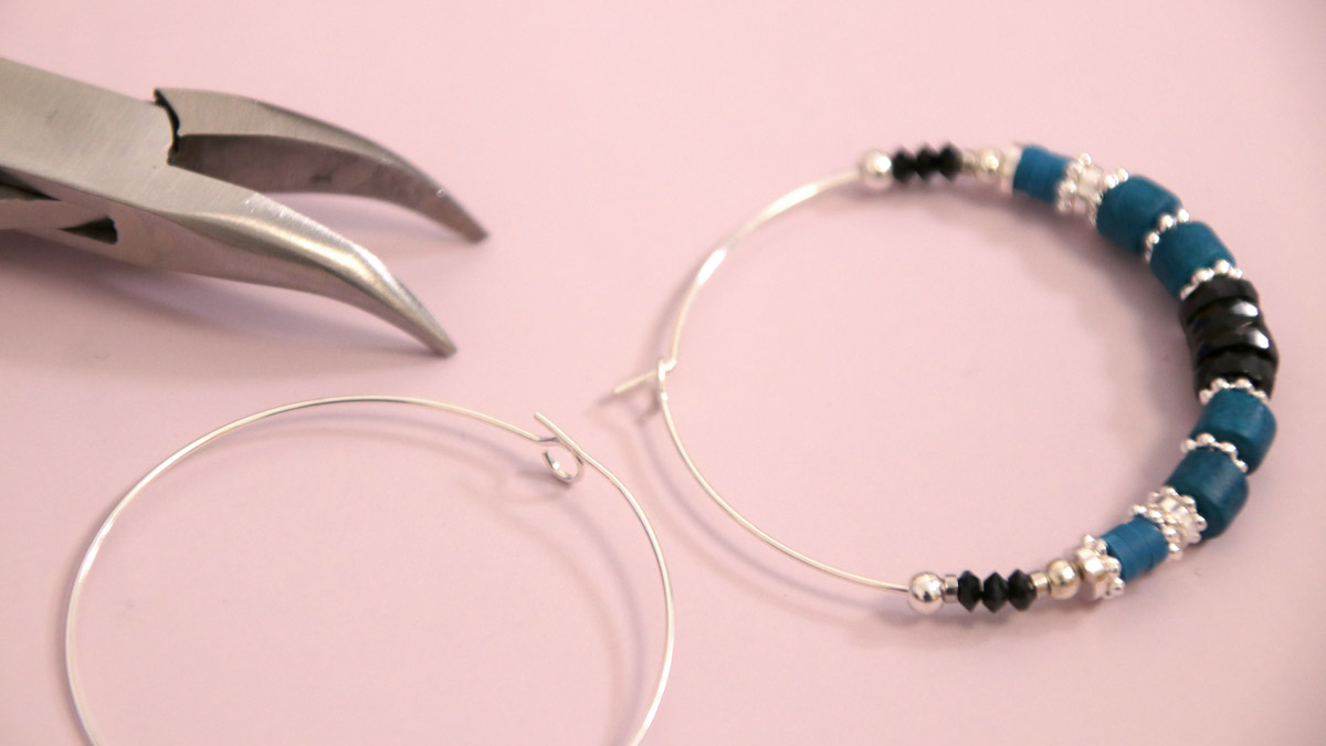 Créoles argentées avec perles heishis et Onyx : Etape 1