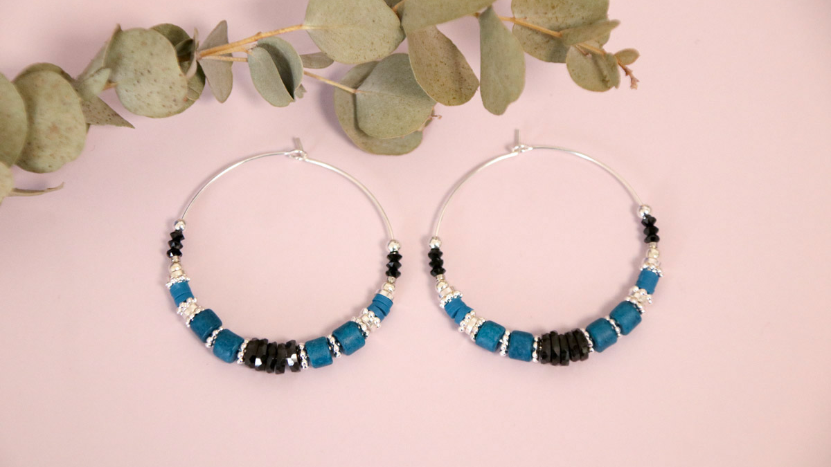 Créoles argentées avec perles heishis et Onyx : Etape 2