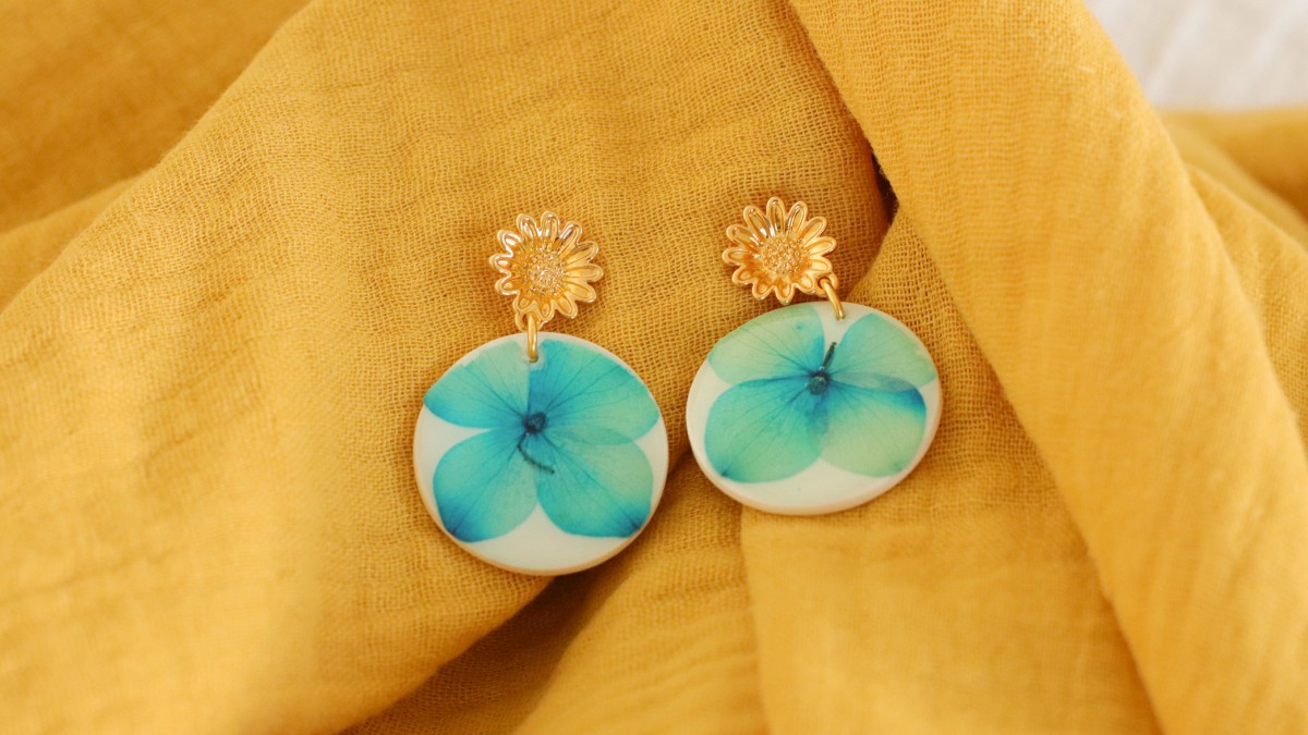 Schéma Boucles d'oreilles polymère et résine avec des fleurs d'hortensias séchées