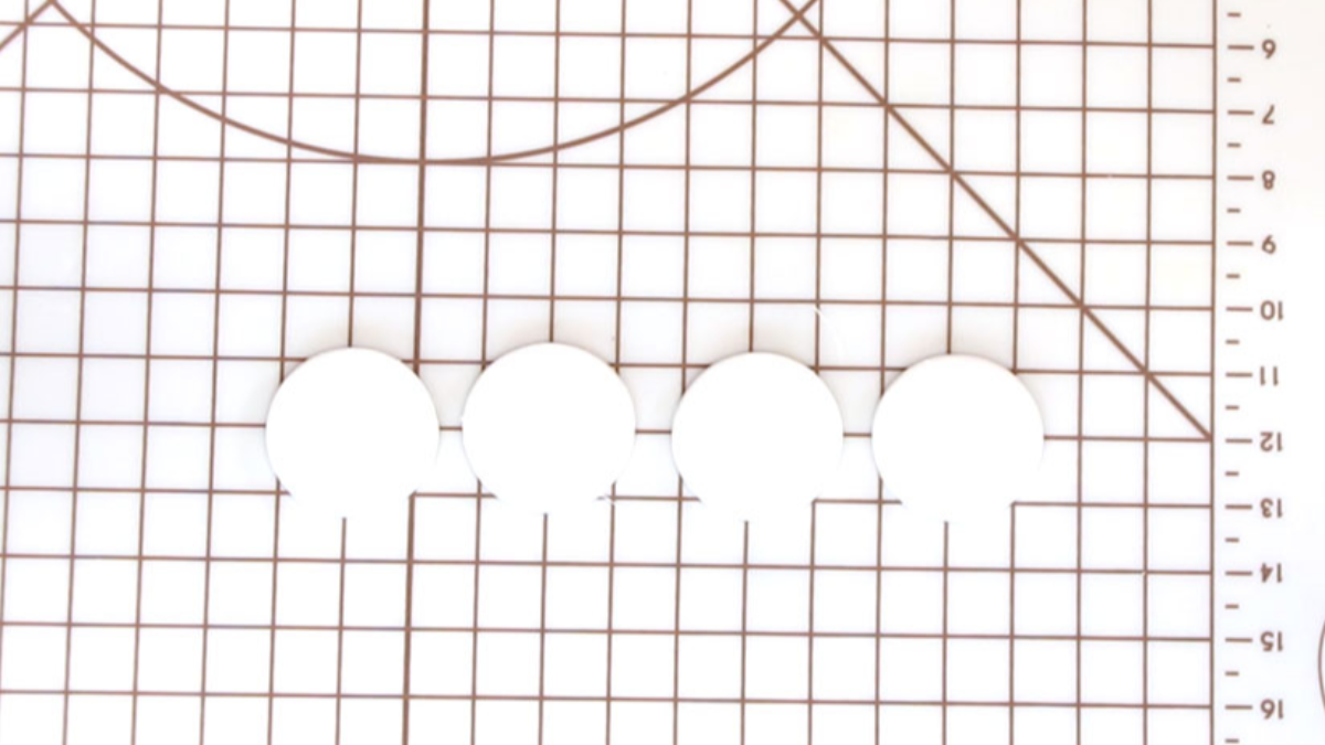 Boucles d'oreilles polymère et résine avec des fleurs d'hortensias séchées : Etape 3