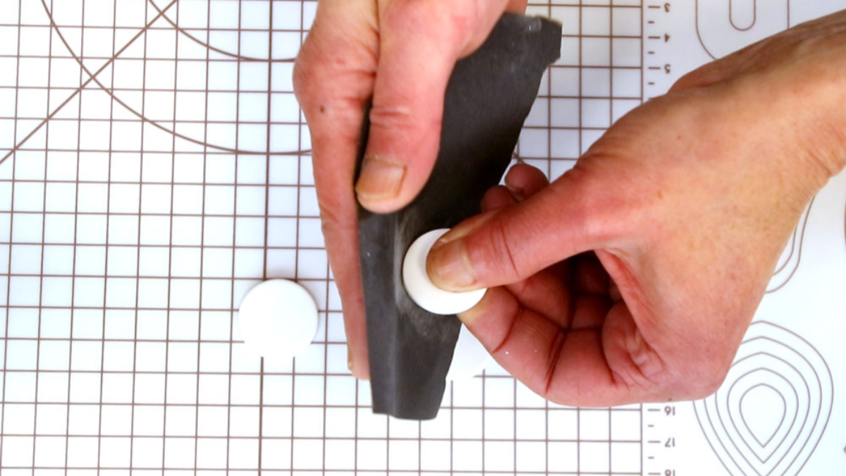 Boucles d'oreilles polymère et résine avec des fleurs d'hortensias séchées : Etape 4