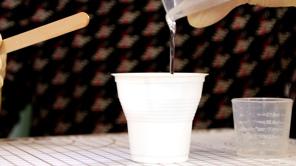 Boucles d'oreilles polymère et résine avec des fleurs d'hortensias séchées : Etape 5