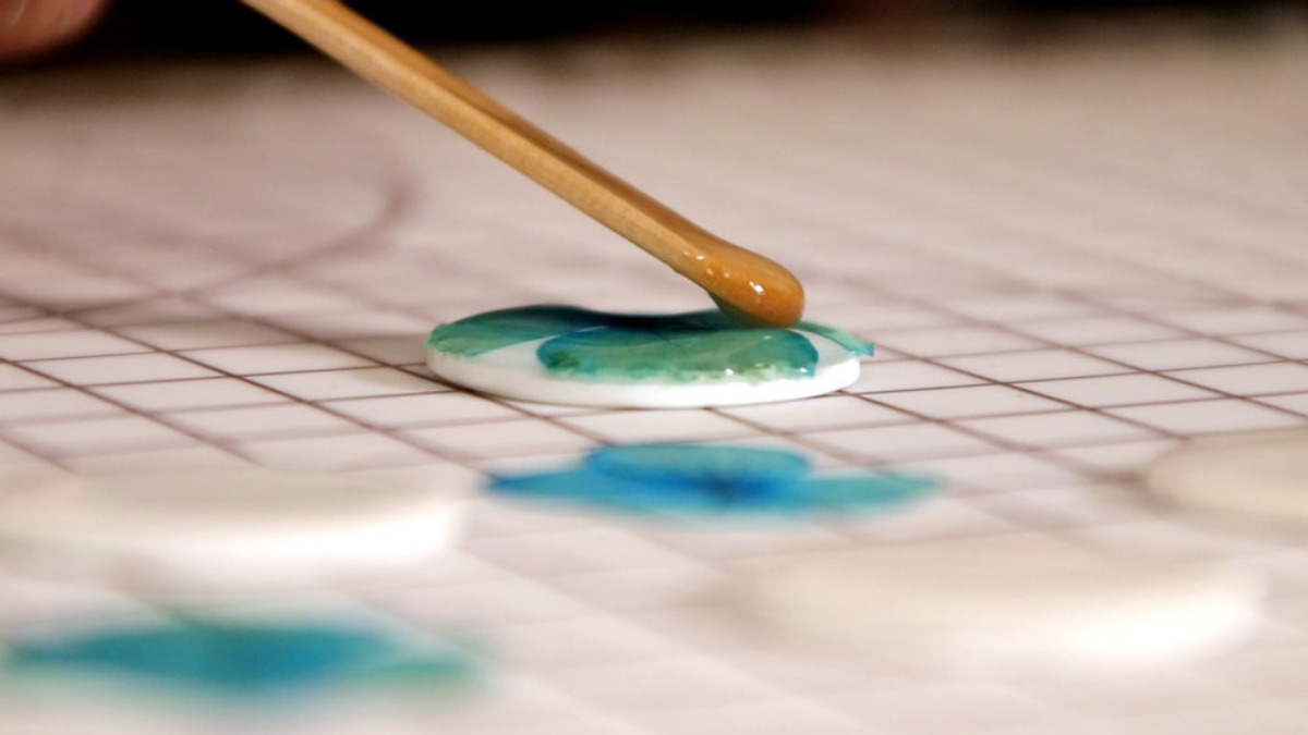 Boucles d'oreilles polymère et résine avec des fleurs d'hortensias séchées : Etape 8