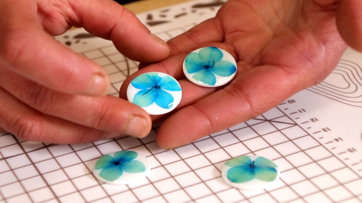 Boucles d'oreilles polymère et résine avec des fleurs d'hortensias séchées : Etape 9